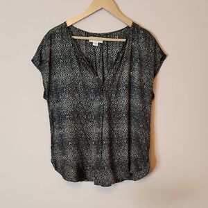 VELVET By Graham & Spencer Women’s Short Sleeve V Neck Blouse, size L